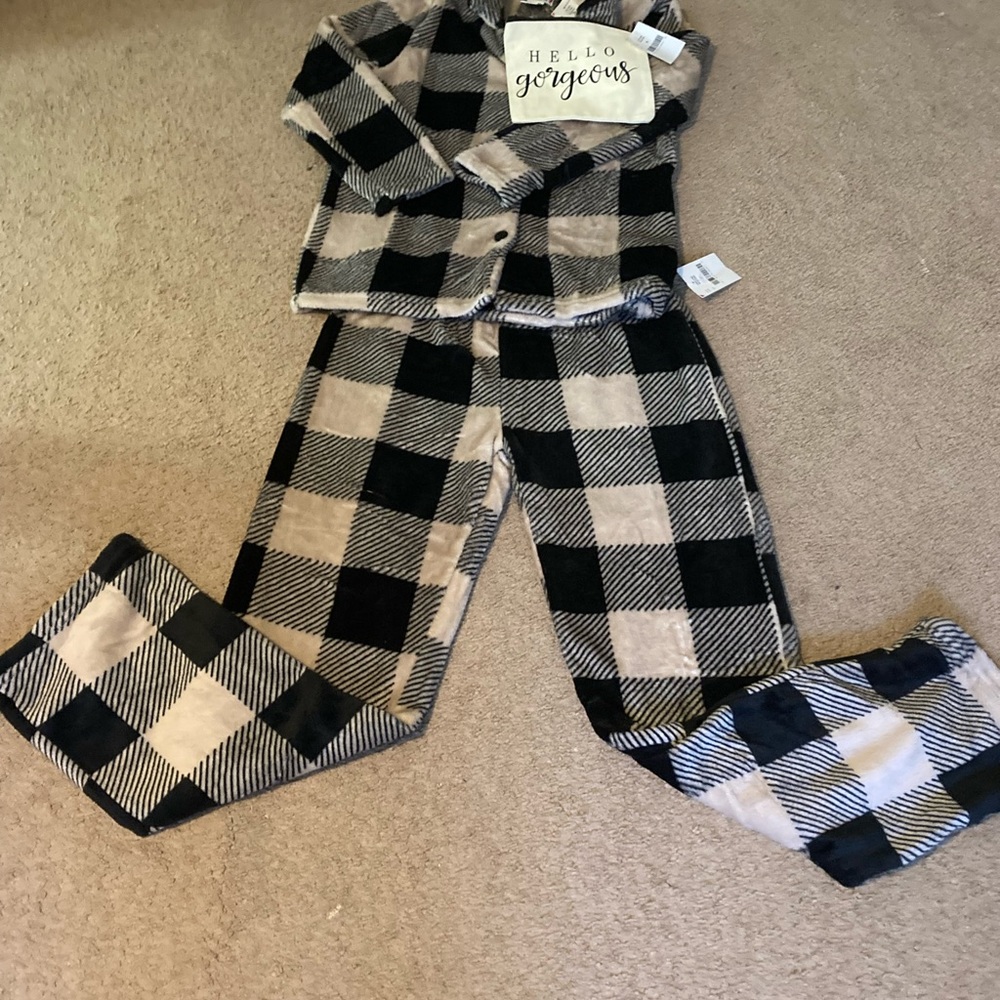 2 Piece Pajama Set with Hello Gorgeous makeup bag!
